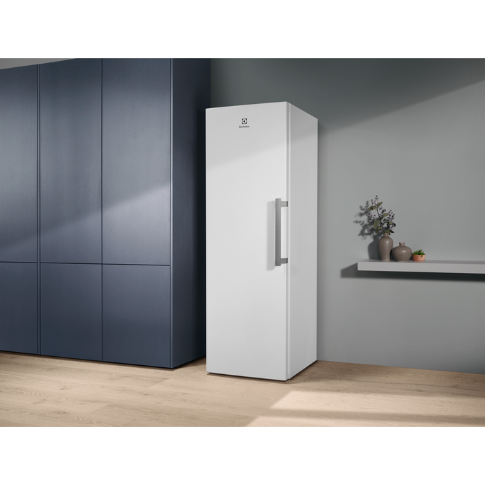 Electrolux - Congelador vertical - LUT7ME28W2